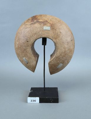 un gros plan sur une sculpture représentant un beignet posée sur un socle