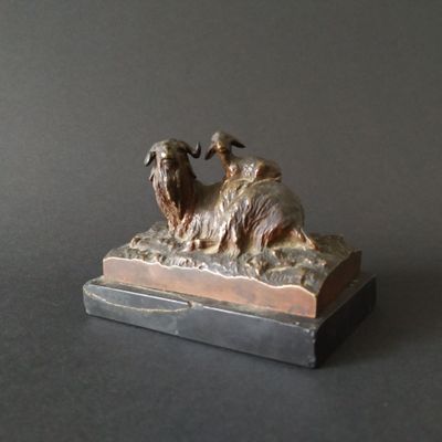 BUZZA Chèvre et son chevreau sur un tertre