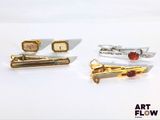 trois paires d'or et de grenats sur un fond blanc