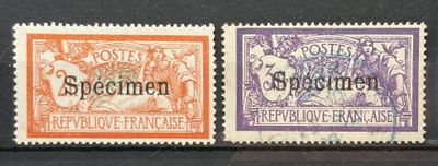 deux timbres de couleurs et de motifs différents sur un fond noir