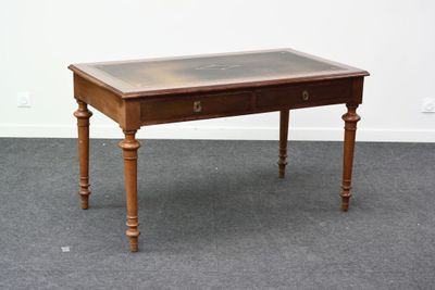 une petite table avec un plateau en verre, posée sur un sol recouvert de moquette