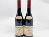deux bouteilles de vin rouge posées l'une à côté de l'autre sur une surface blanche