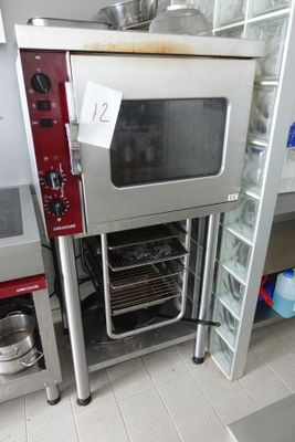 une image d'un four commercial dans une cuisine commerciale