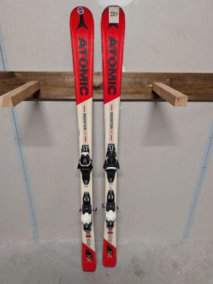 une paire de skis et une paire de skis accrochée au mur