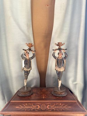 deux figurines posées sur une table