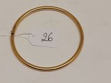 gros plan d'une bague en or portant une étiquette de prix