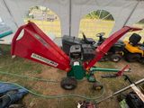une tondeuse à gazon qui reste dans l'herbe