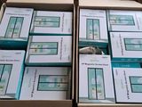 plusieurs boîtes d'appareils électroniques sont empilées les unes sur les autres