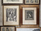 de nombreuses photos encadrées sur le mur de cette pièce