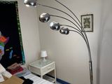 un lit sur lequel se trouve une boîte et une lampe dans un coin
