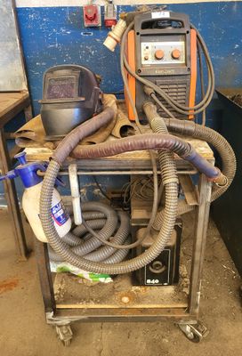une photo d'un poste de soudage équipé de nombreux appareils