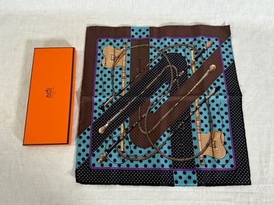 une boîte orange sur laquelle sont posées une paire de lunettes et une autre paire de lunettes