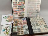 un livre ouvert, rempli de timbres, posé sur une table