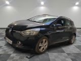 la voiture noire est garée sur un sol en damier dans le garage
