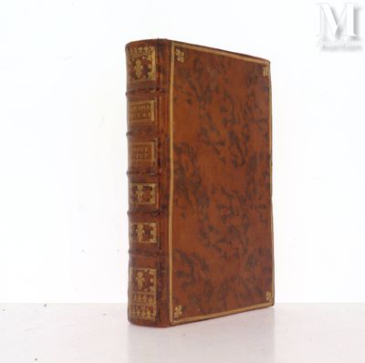 un livre brun posé sur une table