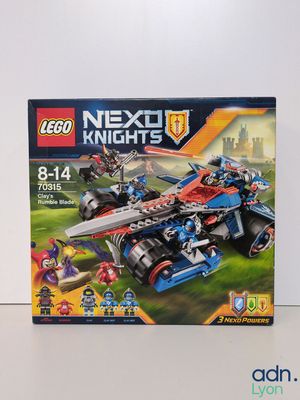 La boîte du set Lego Nexo Knights est ouverte et prête à être utilisée pour jouer.