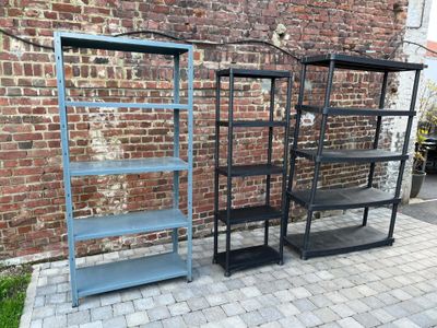 deux bibliothèques placées contre un mur de briques