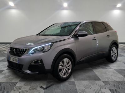 la voiture grise est garée sur le sol en damier d'un garage