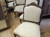 le nombre de chaises alignées dans une pièce