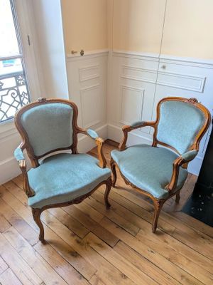 two chairs that are sitting next to each other in a room