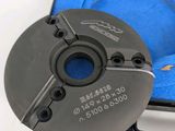 une image représentant un outil recouvert d'un chiffon bleu, placé dans un étui posé sur une surface blanche