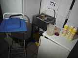 une petite cuisine équipée d'un réfrigérateur et d'une table