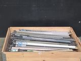 une boîte en bois contenant un tas de stylos
