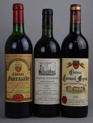 trois bouteilles de vin rouge sont alignées sur une surface grise