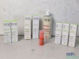 plusieurs types différents de produits de soin pour la peau posés sur une table