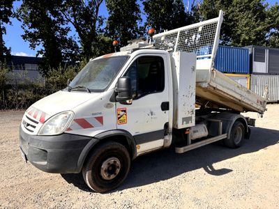 un camion blanc garé dans la poussière