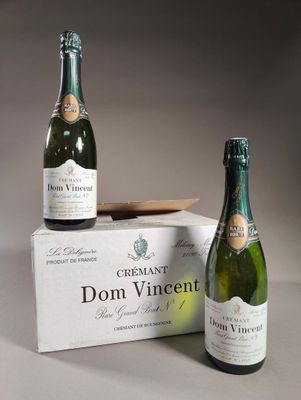 deux bouteilles de vin posées sur une boîte, à côté d'une bouteille de vin