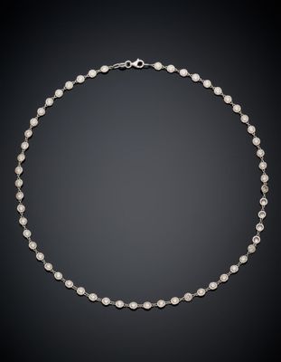 un collier de perles et de diamants sur fond noir