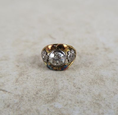 Gros plan sur une bague ornée d'un diamant