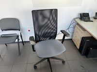 un grand bureau en stratifié beige avec retour (photo 2)