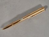 a pen that is laying on a table