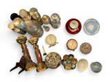 un grand nombre d'objets posés sur une table