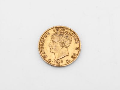 une pièce d'or sur une surface blanche