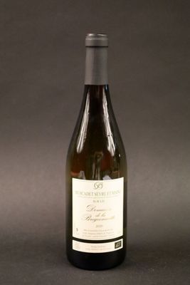 une bouteille de vin posée sur une table