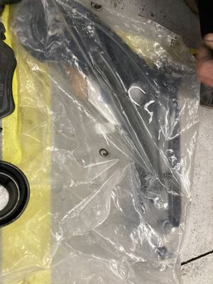 une personne allongée par terre, un couteau et un sac en plastique à la main