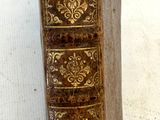 un vieux livre posé sur une table