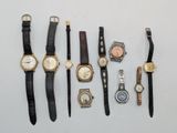 Plusieurs types de montres sont disposés en rangée sur une table