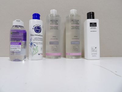 de nombreux types différents de gels hydroalcooliques posés sur une table