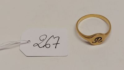 gros plan d'une bague en or portant une étiquette de prix