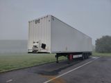 un camion semi-remorque garé sur le côté de la route