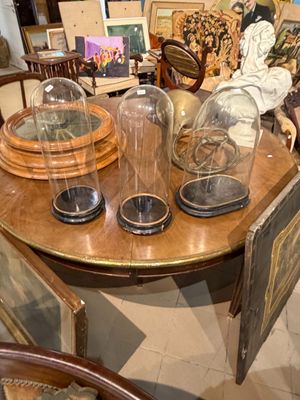 beaucoup de clochettes posées sur une table dans une pièce