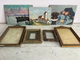 quatre tableaux encadrés représentant différents types d'œuvres d'art, posés sur une table