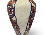 un vase bleu et blanc orné de motifs orange