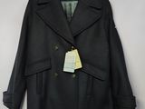 un manteau noir muni d'une étiquette, suspendu à un cintre