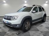 la voiture blanche est garée sur un sol en damier dans le garage