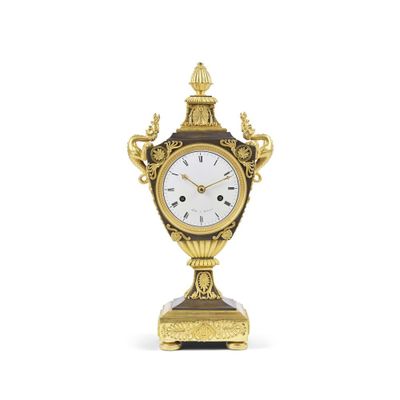 une horloge en or posée sur une table